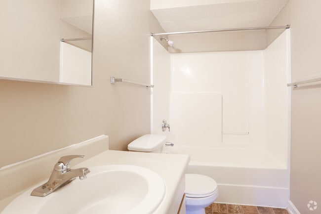 2BR, 2BA - 950 SF - Cottonwood Creek Apartments