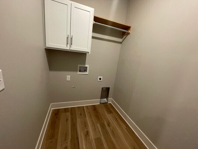 Building Photo - 1823/25 Hickory Creek