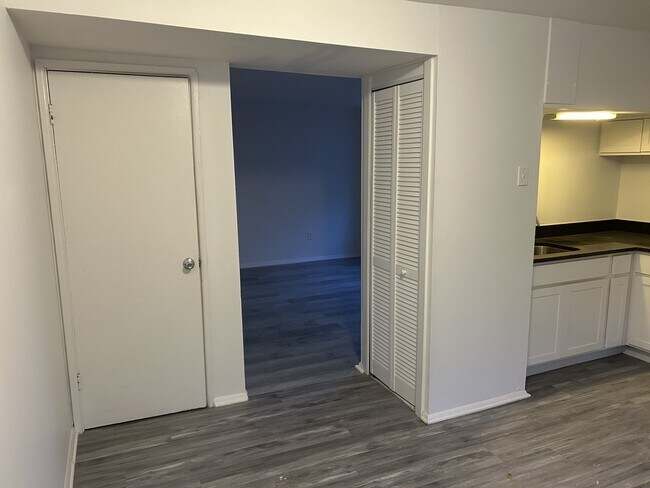 Building Photo - 218 Aster Ln