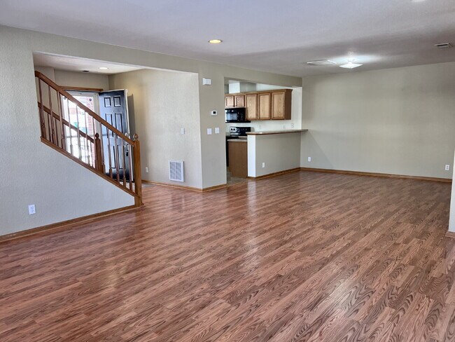 Foto del edificio - Beautiful 3 Bed/2.5 Bath End Unit Two-Level Townhome! Wonderful Deck off Living Room with backyar...