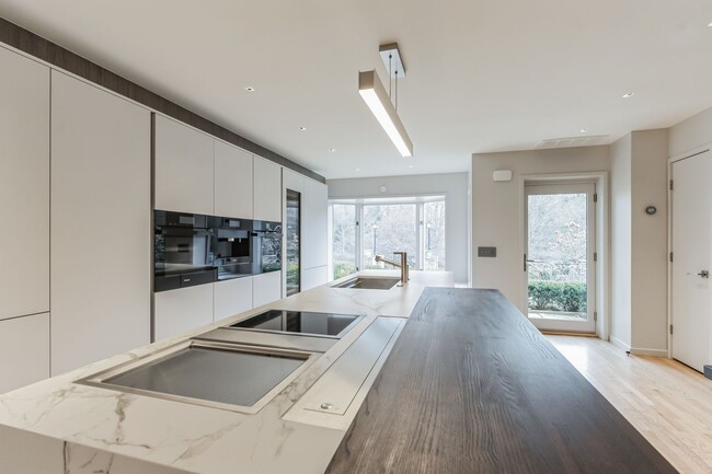 Building Photo - Luxurious Contemporary 4 Story 4bd/3.5bath...