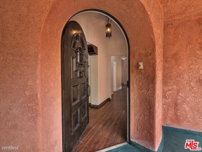 Building Photo - 3 br, 2 bath Condo - 6135 W 6th St