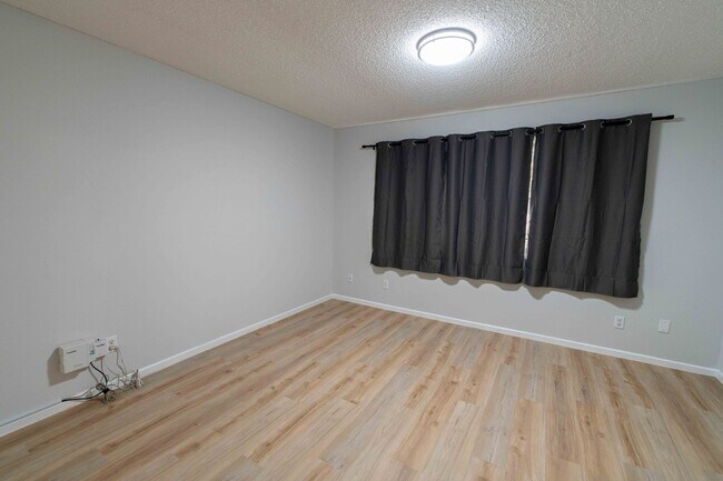 Foto del edificio - Charming 3 Bed 1.5 Bath Townhome in Wood Village!