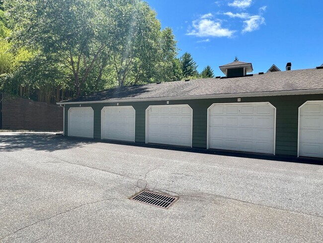 Foto del edificio - 3-Bed, 2-Bath Condo with Garage!