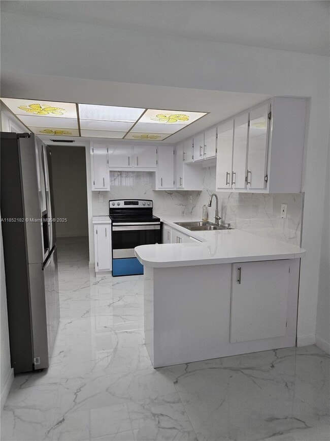 Building Photo - 6748 SW 34th Ct