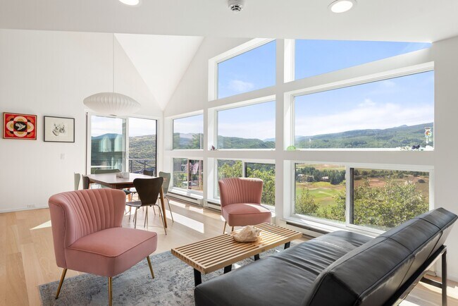 Foto del edificio - 61 Oak Rdg Ln