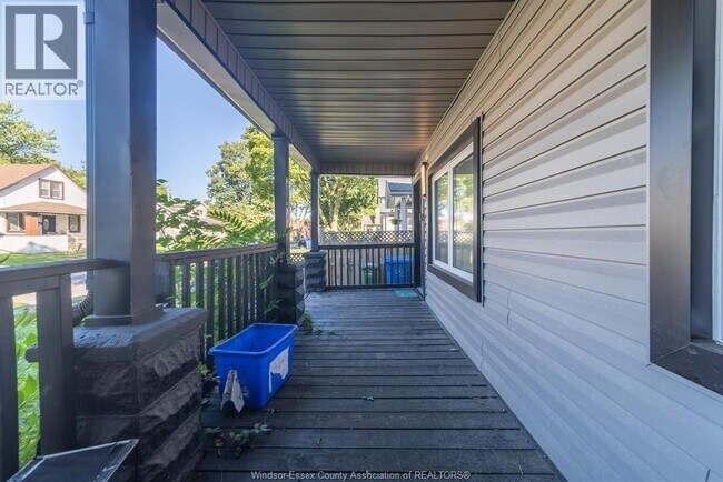 Photo du bâtiment - 1354 McKay Ave