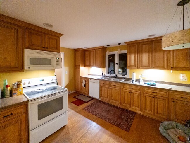 Building Photo - 9 E Jefferson Cir
