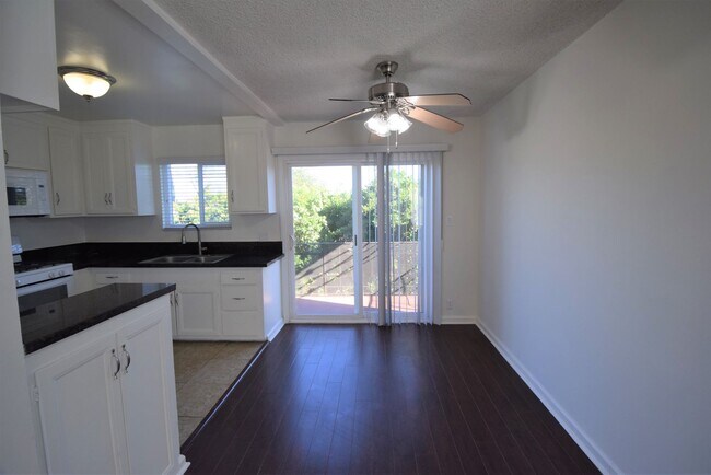 Foto del edificio - 6512 Woodman Ave