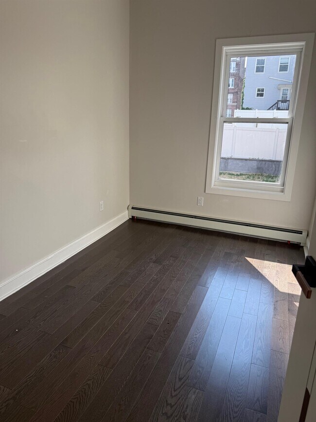 Foto del edificio - 331.5 Webster Ave