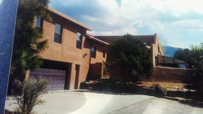 Foto del edificio - 1212 Marigold Dr NE