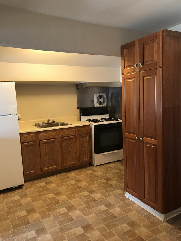 Primary Photo - 1 Bedroom Apartment Great Location
