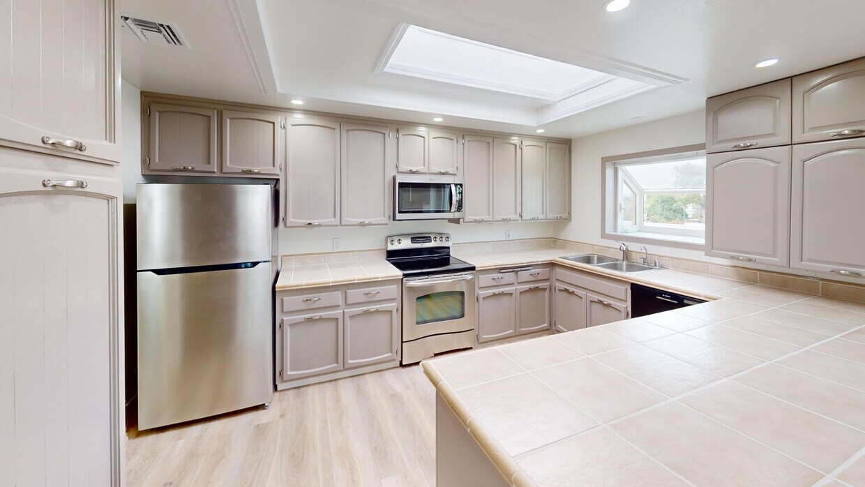 Primary Photo - Spacious 3 Bedroom, 2.5 Bathroom Home with...