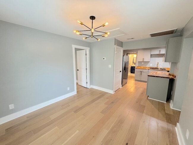 Building Photo - 121 W 57th St