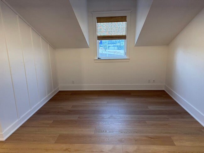 Building Photo - 2345 Bushnell St