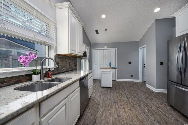 Foto del edificio - 9717 Ashley Ln