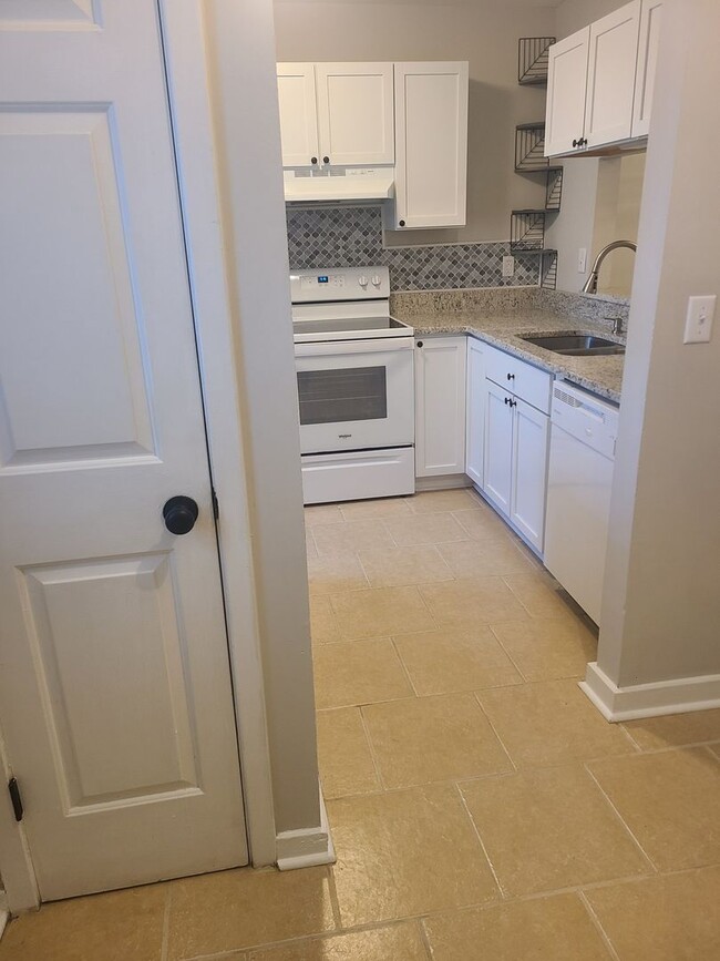 Building Photo - Completely Renovated 2 Bedroom Townhome in...