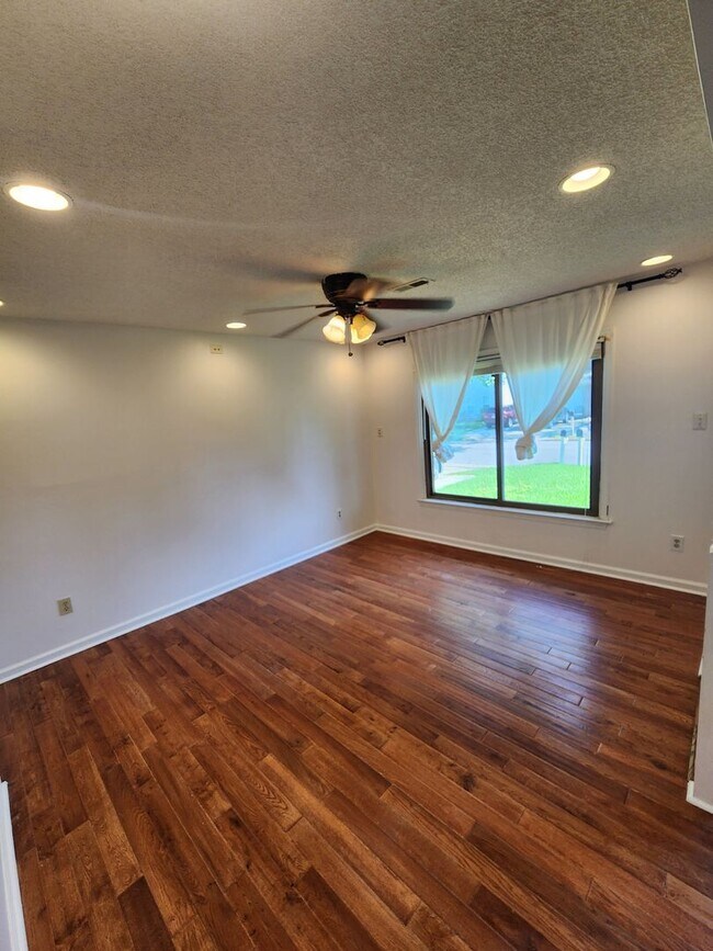 Foto del edificio - 4 Bedroom Home in Sought Out Neighborhood ...