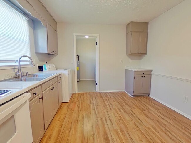 Building Photo - 1610 Oneka Ave