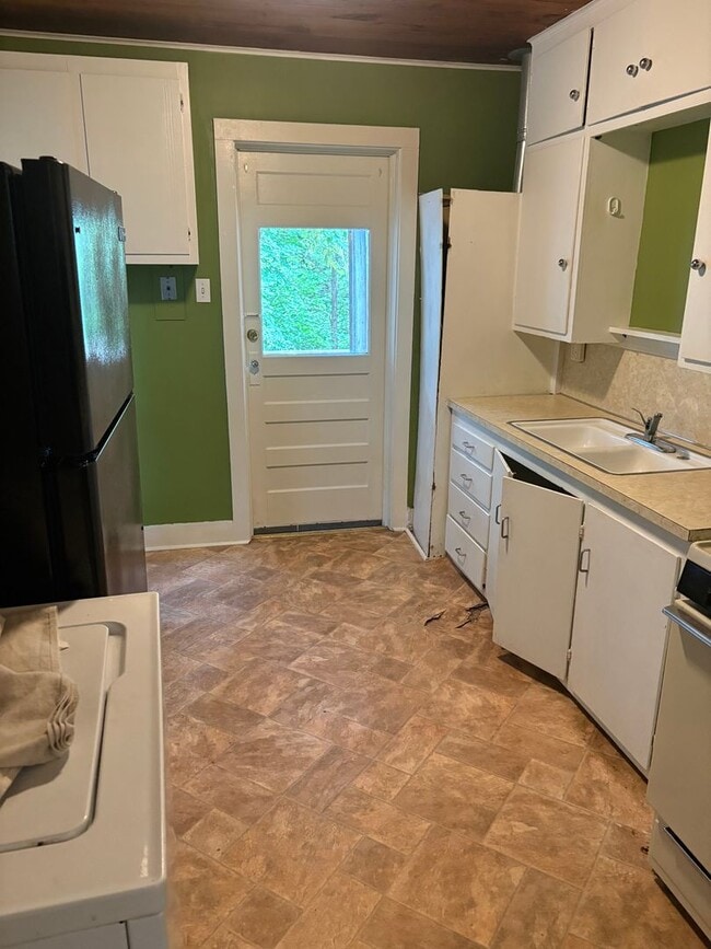 Building Photo - WALKING DISTANCE TO U OF A! ONLY STUDENTS ...