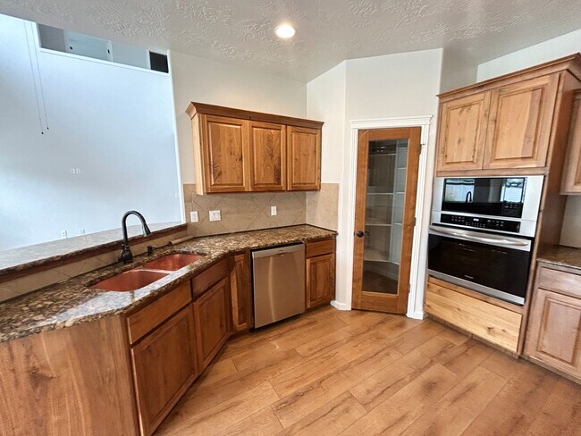 Foto del edificio - Spacious Saddlebrook Home with Bonus Room, Office & No Rear Neighbors