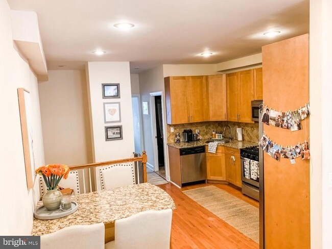 Foto del edificio - 2339 Catharine Street Unit A