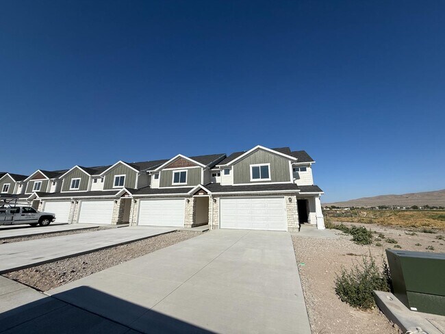 Building Photo - Eastside View Townhomes