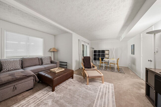 Foto del edificio - 2210 Glencourse Ln