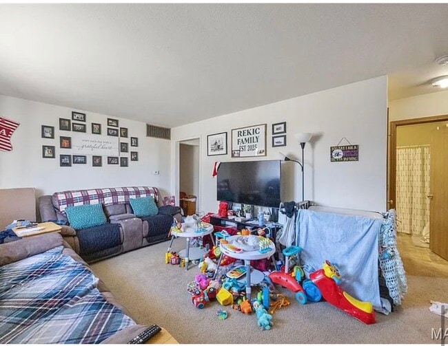 Building Photo - 447 Mabel Dr