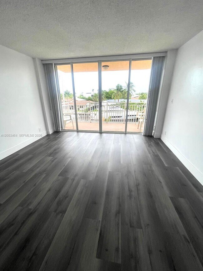 Foto del edificio - 2450 NE 135th St