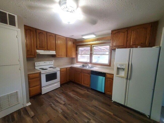 Building Photo - Single family home Recently renovated, mov...