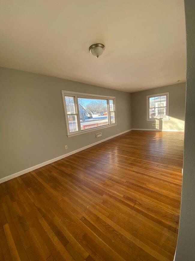 Building Photo - Beautiful and spacious 3 Bedroom 2 Bath House in Lansing, IL MUST SEE