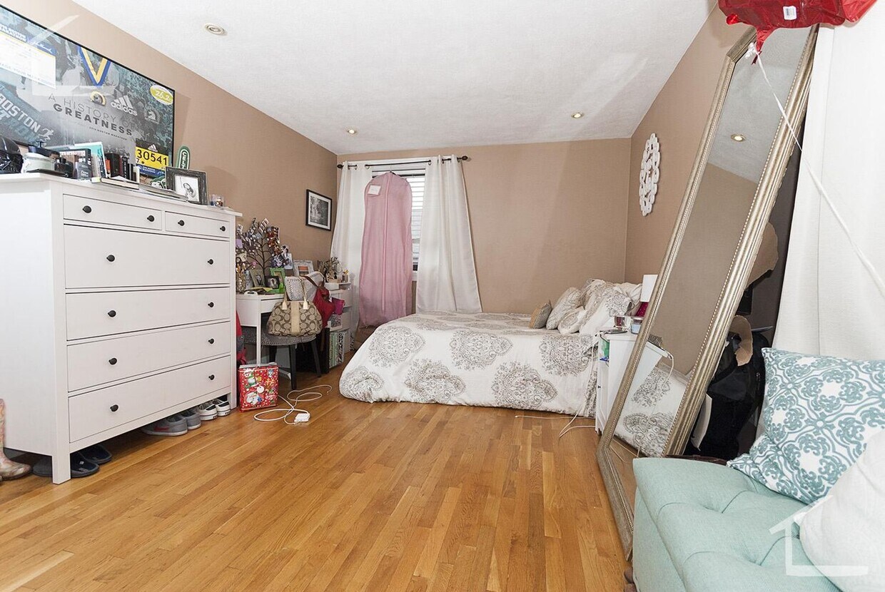 Building Photo - HOT ALLSTON LISTING!!!!