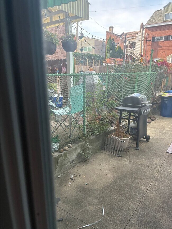 Building Photo - SPACIOUS LAWRENCEVILLE 3 BED 2.5 BATH! PER...