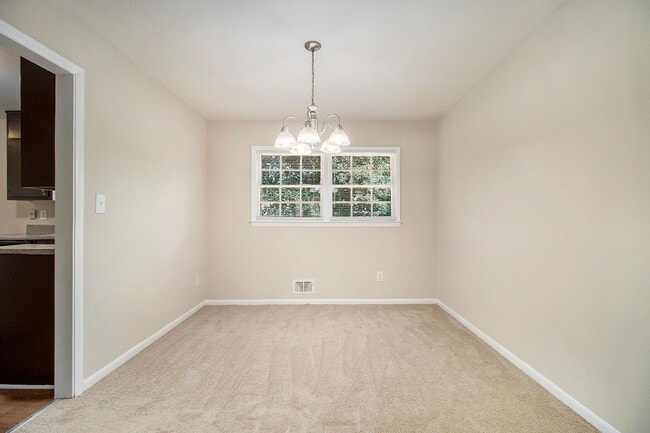 Building Photo - 4 Bedroom 3.5 Bath House