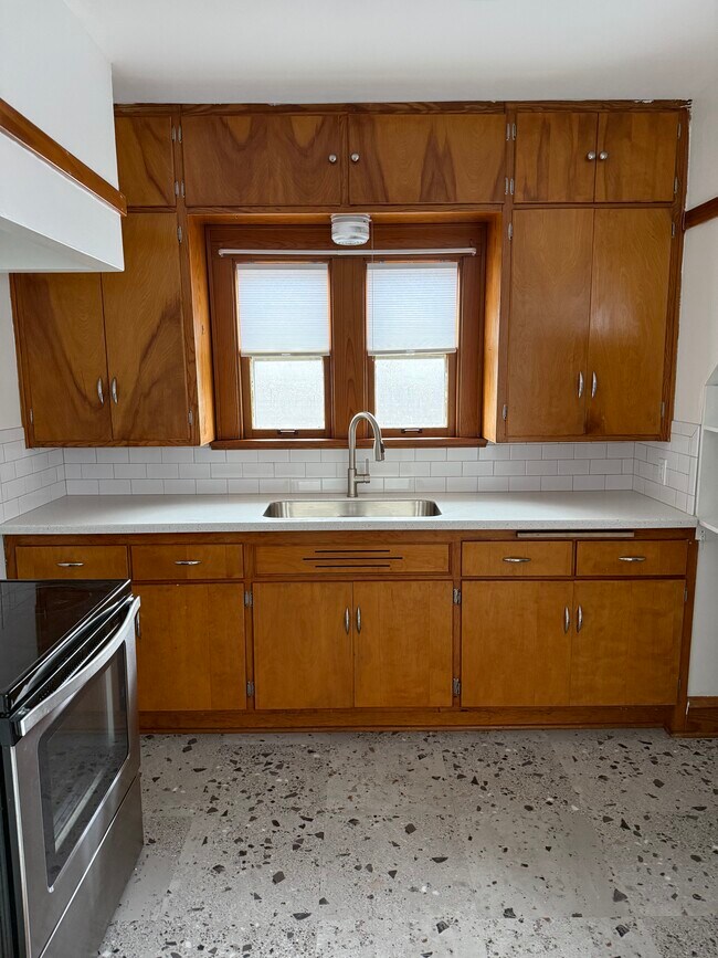 Nueva encimera de cocina, fregadero, salpicadero - 3031 S 44th St