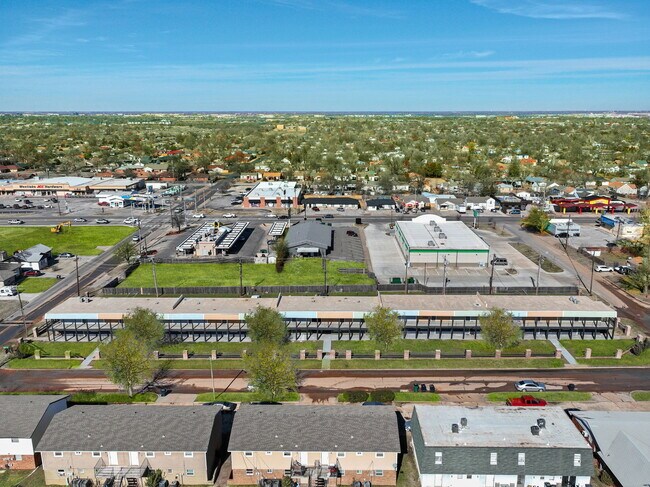 Foto del edificio - English Village North Apartments
