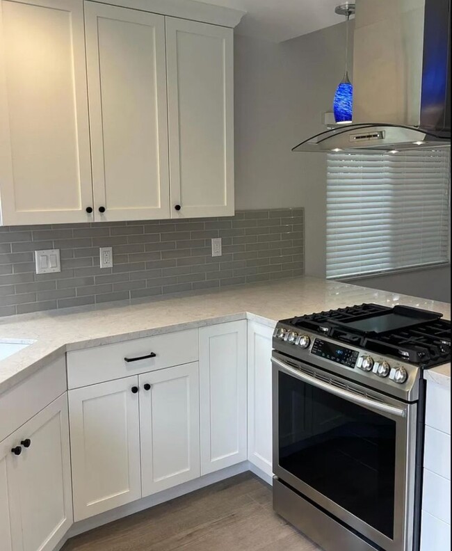 Building Photo - Updated 2 Bedroom