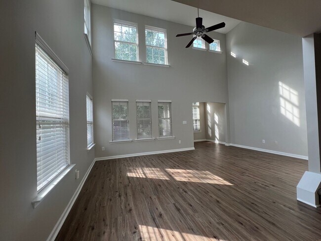 Building Photo - Charming 3 Bed/2.5 Bath Townhome in Cornel...