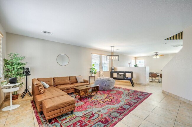 Building Photo - Luxury Pool Home | Furnished or Unfurnished | Prime Southwest Location