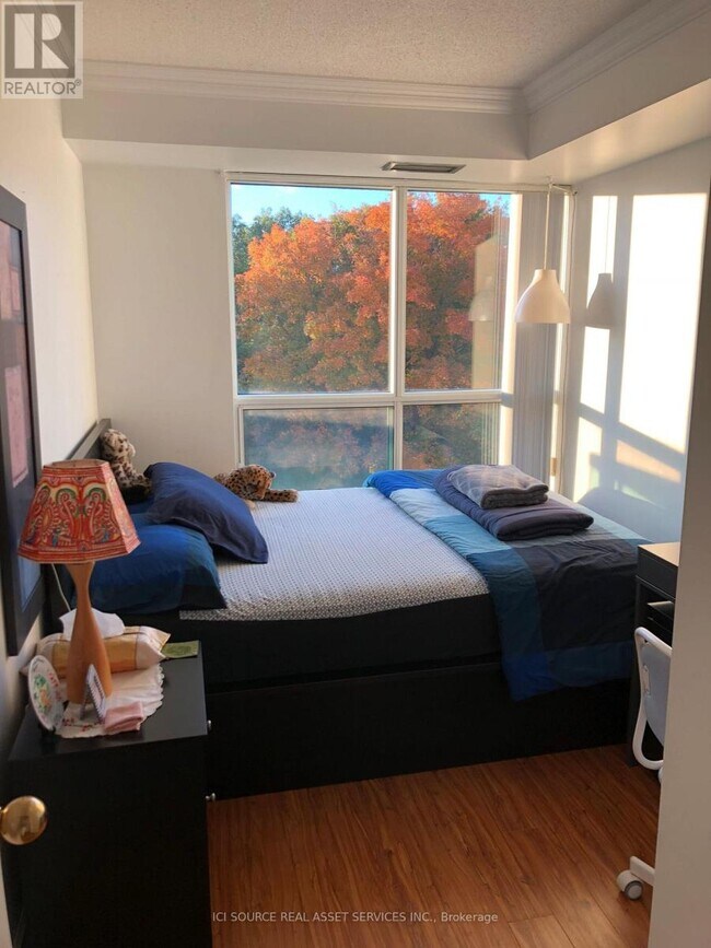 Photo du bâtiment - 2585 Erin Centre Blvd