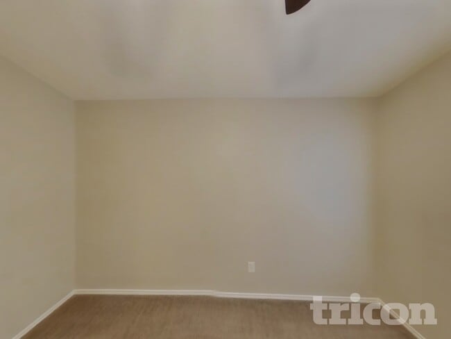 Building Photo - 2628 Dahlia Dr