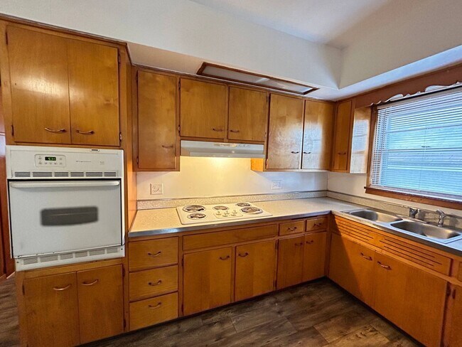 Foto del edificio - 4414-4416 Kenneth Ave