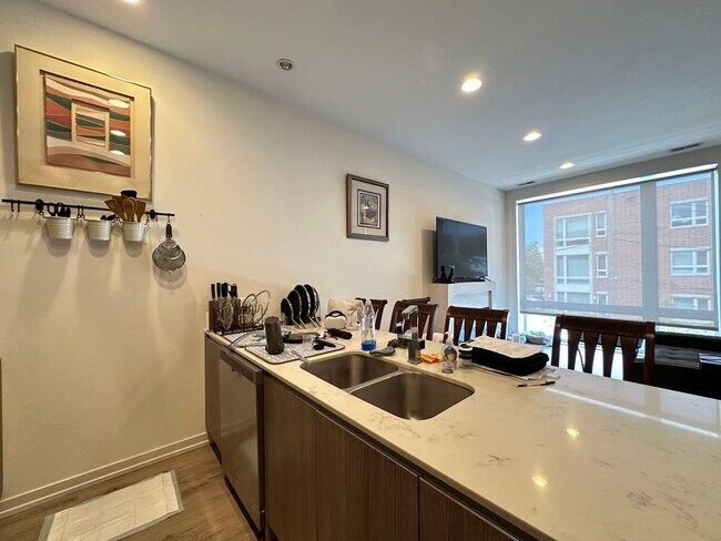 Foto del edificio - 4111 N Narragansett Ave