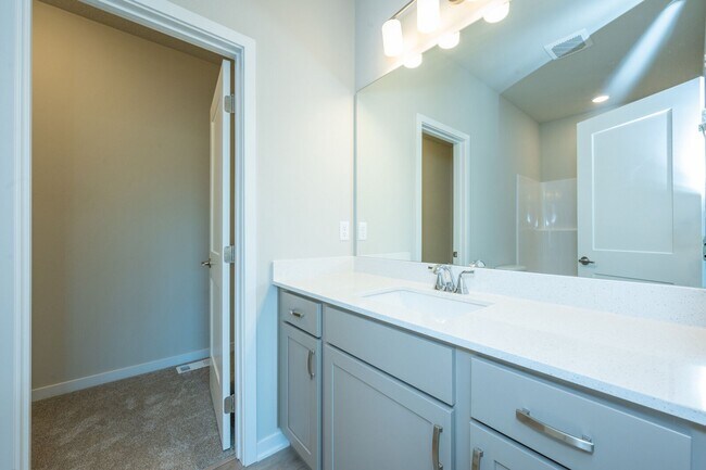 Foto del edificio - Brand-New 3-Bed Townhome with Attached Garage in Wolf Creek