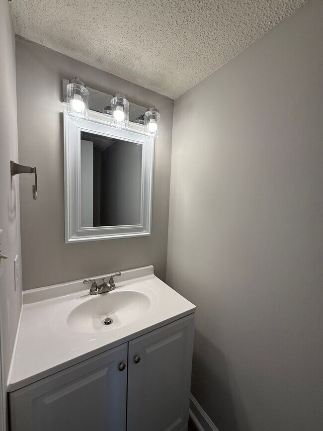 Foto del edificio - 2BR/2.5BA Townhouse