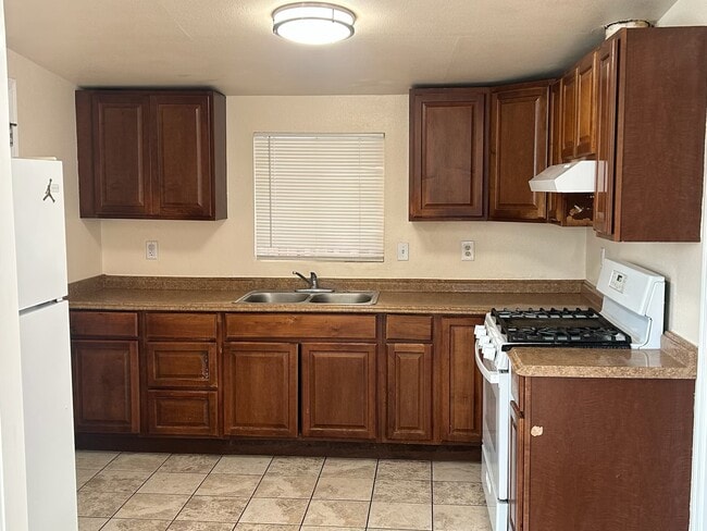 Building Photo - 425 Hyland Dr