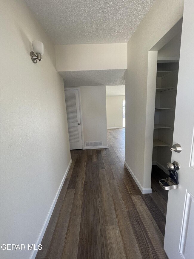 Foto del edificio - 4449 Finch Way