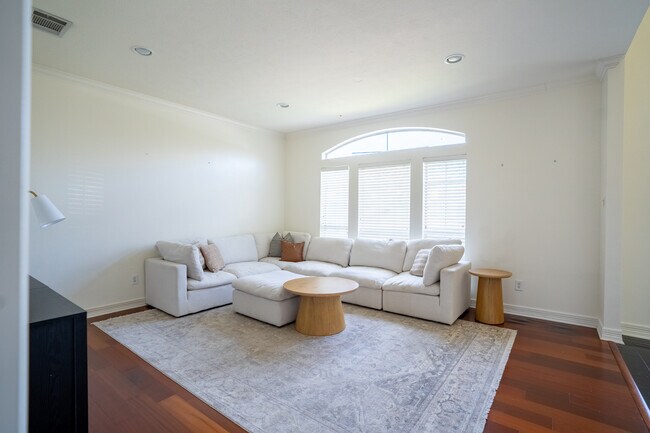 Foto del edificio - 8104 Sundale Ct