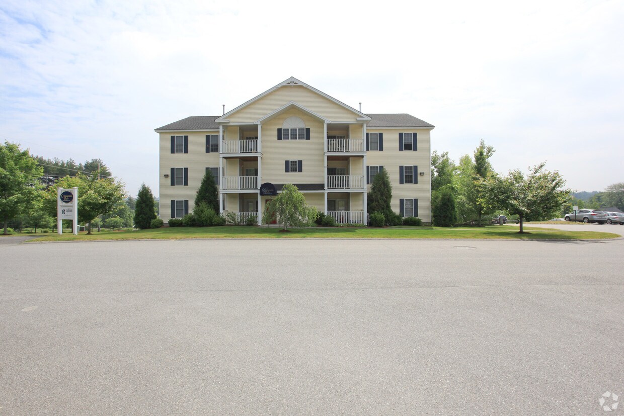 Crosswoods Path Condominium Apartments in Merrimack, NH